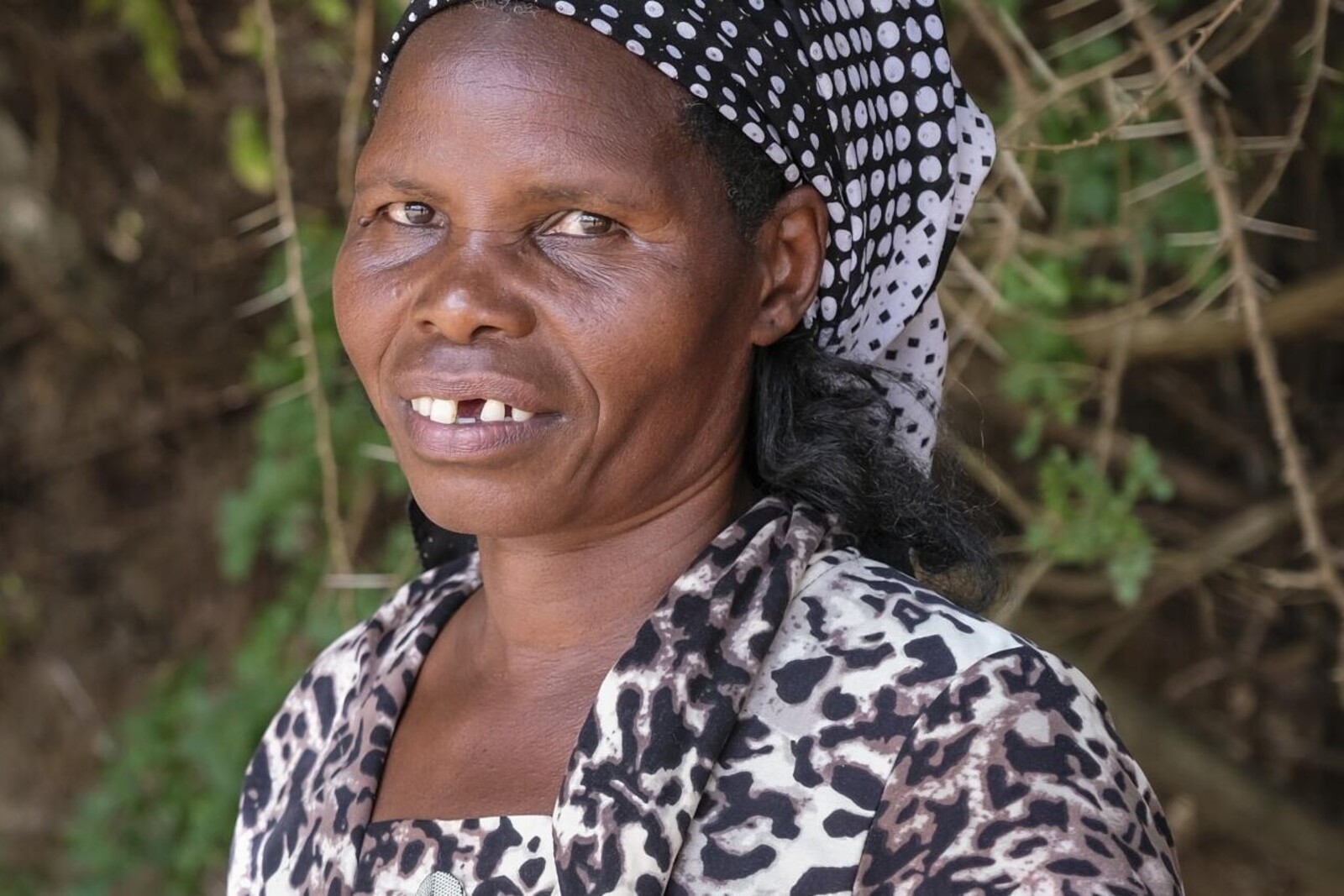 Doris Mulanda gehört zu einer Selbsthilfegruppe in Kenia und hat einen Sanddamm mitgebaut