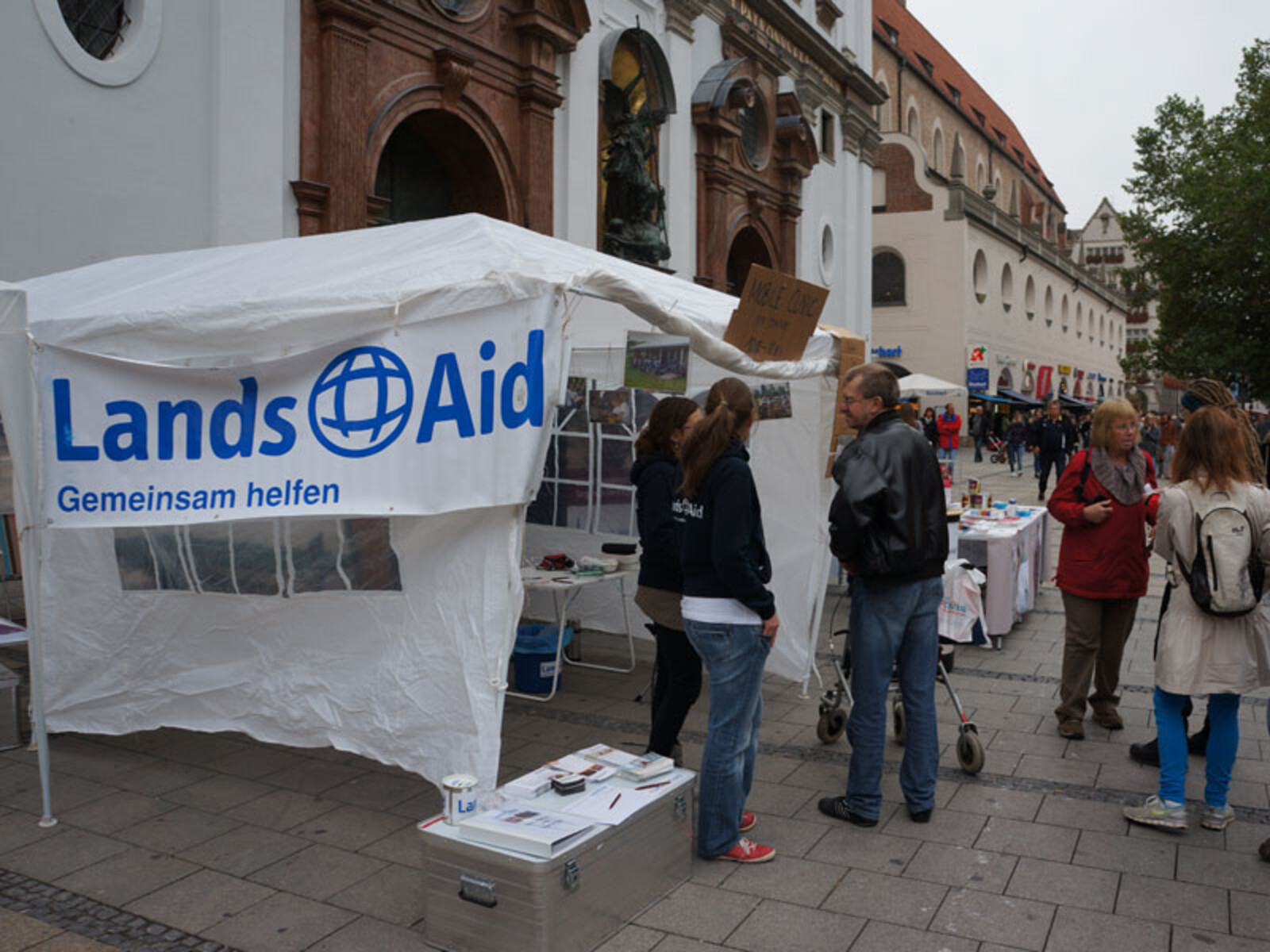082-800-bs-tour-82 Die Organisation LandsAid präsentierte sich mit einer mobilen Klinik, wie sie auch bei internationalen Katastrophenfällen zum Einsatz kommt.