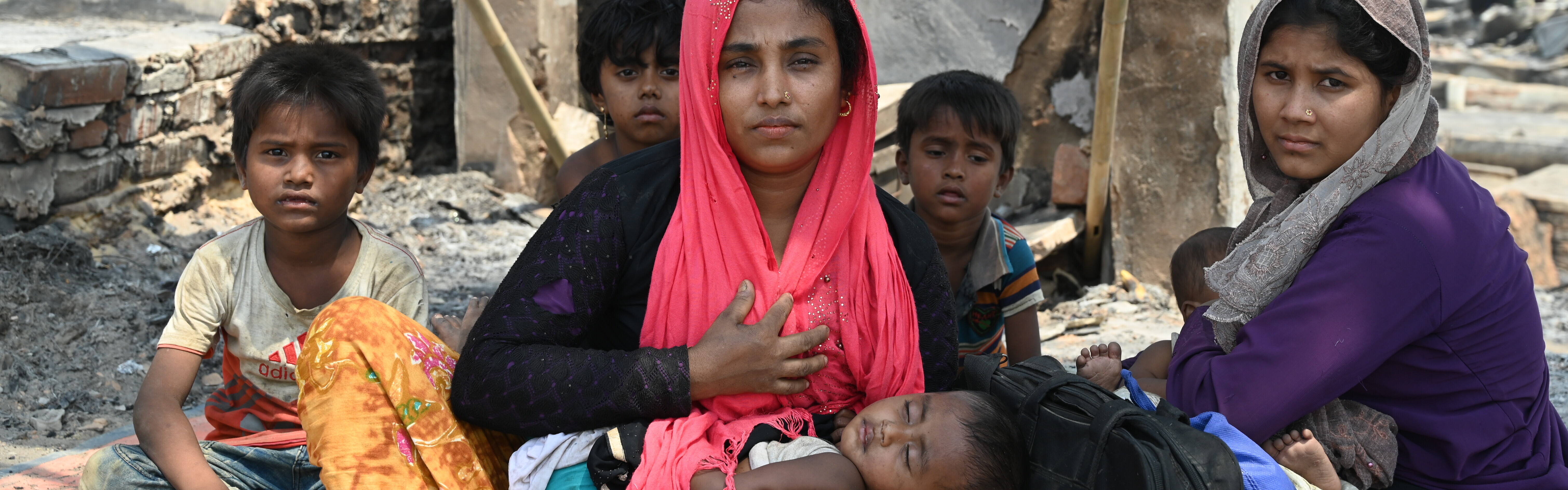 Frauen und Kinder nach dem großen Feuer im Rohingya-Flüchtlingscamp in Bangladesch