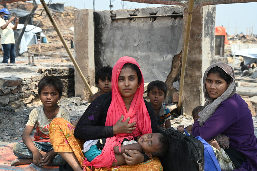 Frauen und Kinder nach dem großen Feuer im Rohingya-Flüchtlingscamp in Bangladesch Frauen und Kinder nach dem großen Feuer im Rohingya-Flüchtlingscamp in Bangladesch