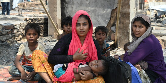 Frauen und Kinder nach dem großen Feuer im Rohingya-Flüchtlingscamp in Bangladesch