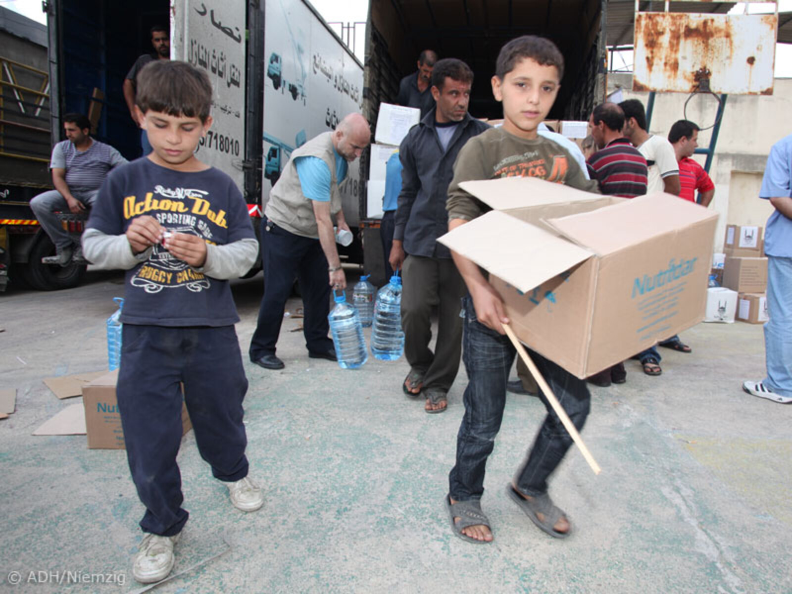 Die Johanniter Auslandshilfe engagiert sich in Jordanien für die Flüchtling aus Syrien. Neben der Verbesserung der Wasserversorgung und der Instandsetzung der Notunterkünfte verteilen die Johanniter Decken, Matratzen, Kleidung und Heizmittel.