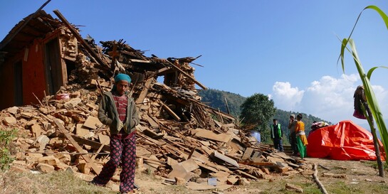 Gita steht nach dem Erdbeben in Nepal vor den Trümmern ihres Zuhauses