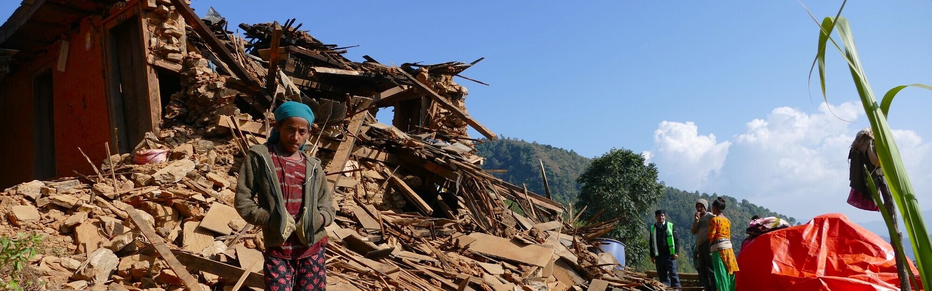 Gita steht nach dem Erdbeben in Nepal vor den Trümmern ihres Zuhauses