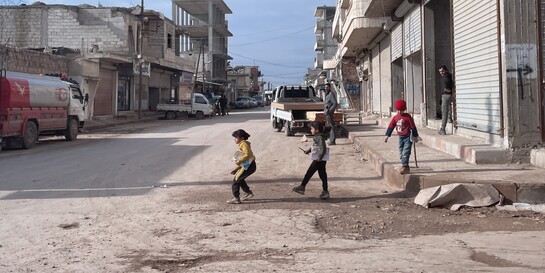 Kinder in der Ortschaft Afrin in Syrien ein Jahr nach der Erdbeben-Katastrophe