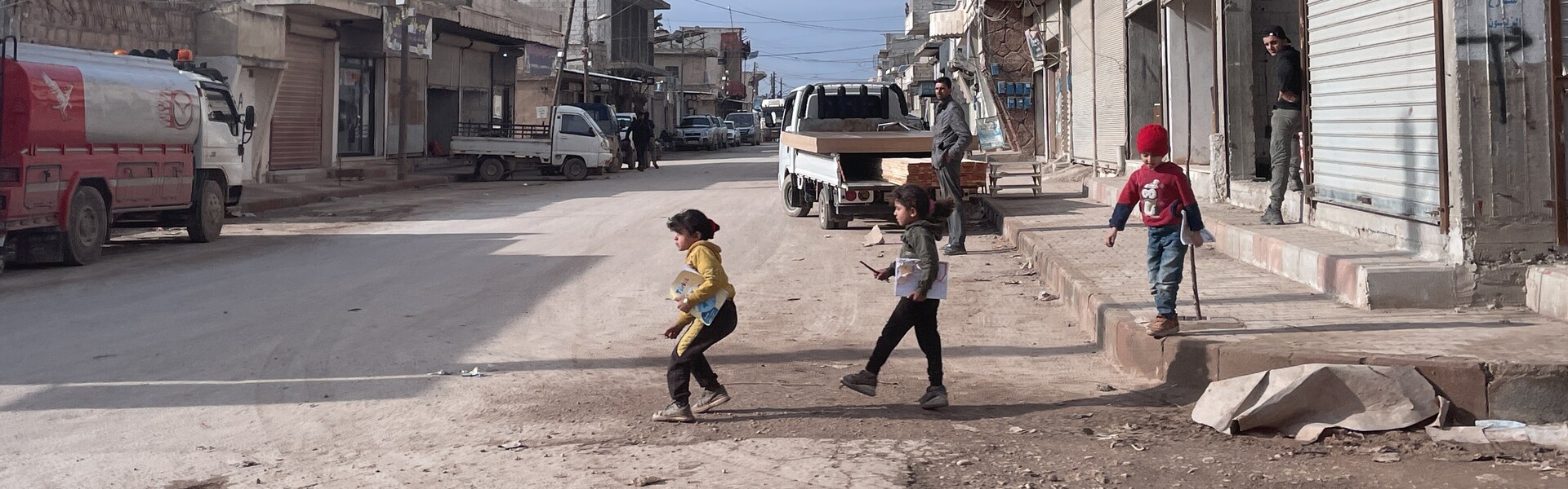 Kinder in der Ortschaft Afrin in Syrien ein Jahr nach der Erdbeben-Katastrophe