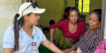 Viele Menschen benötigen nach der Sturzflut in Nepal psychosoziale Unterstützung Eine Helferin spricht mit älteren Frauen nach der Sturzflut in Nepal