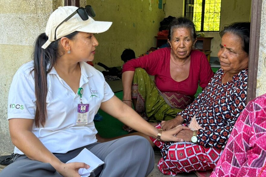 Eine Helferin spricht mit betroffenen Frauen der Sturzflut in Nepal