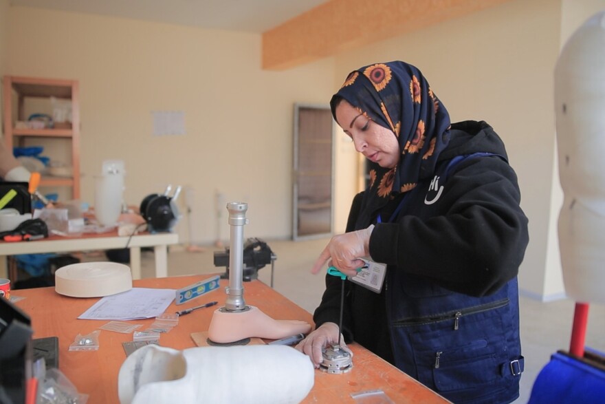 Eine Mitarbeiterin von Handicap International im Gazastreifen fertigt eine Prothese an