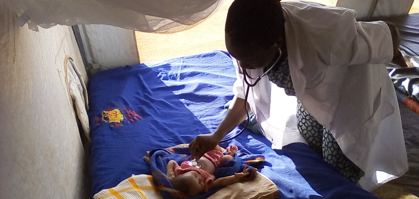 Ärztin versorgt Baby in Flüchtlingscamp im Südsudan Ärztin versorgt Baby in Flüchtlingscamp im Südsudan