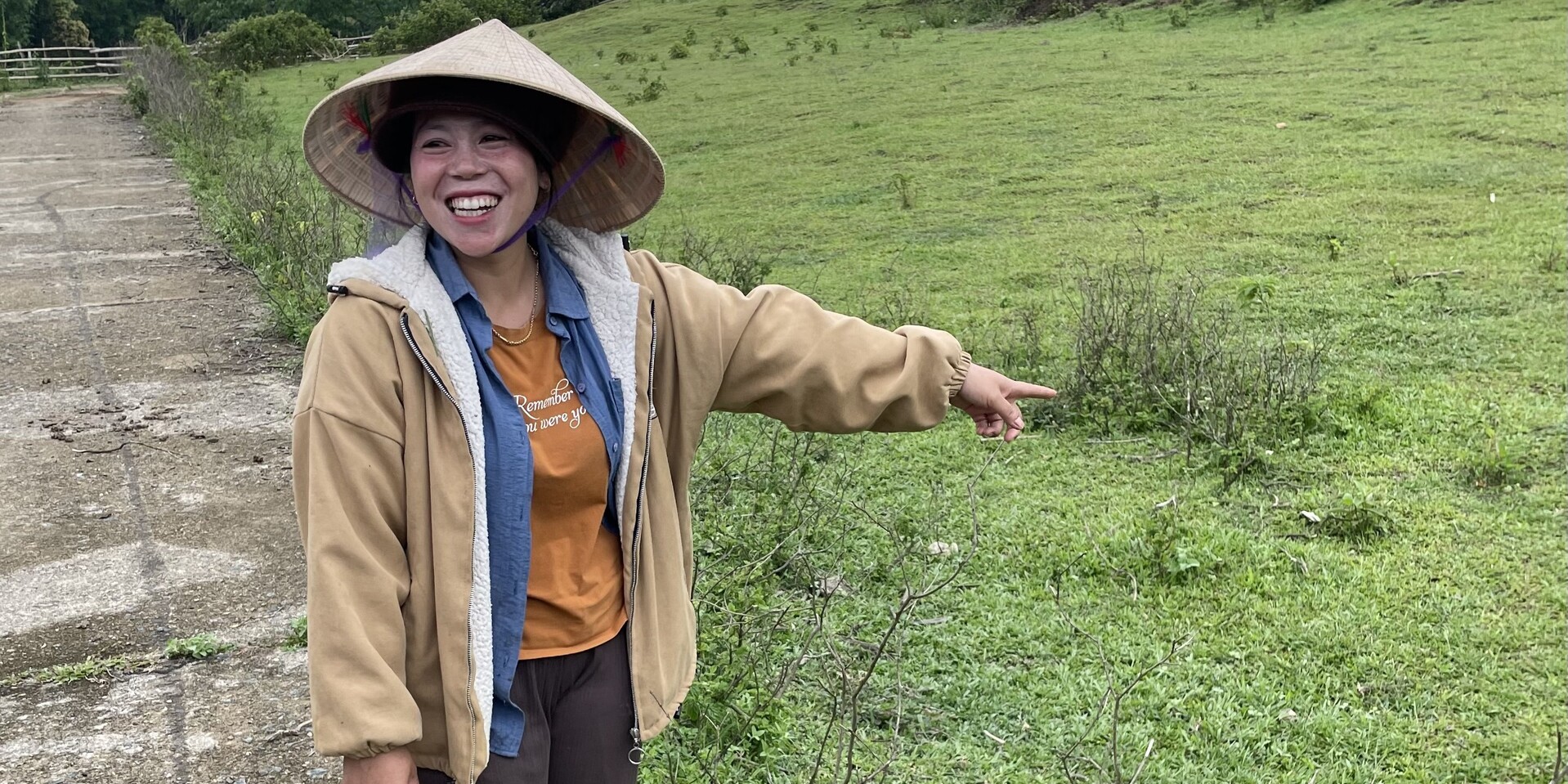 Toui steht in Vietnam vor einem Feld Toui steht in Vietnam vor einem Feld