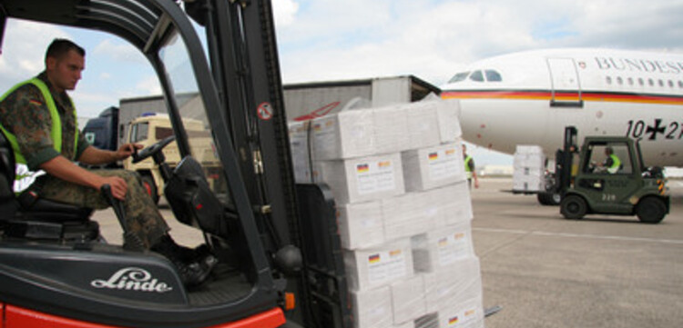 Zyklon in Birma: ADH Hilfsgüter werden zum Abtransport nach Birma verladen