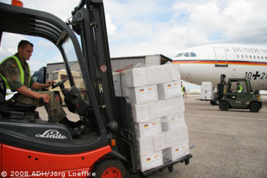 Zyklon in Birma: ADH Hilfsgüter werden zum Abtransport nach Birma verladen