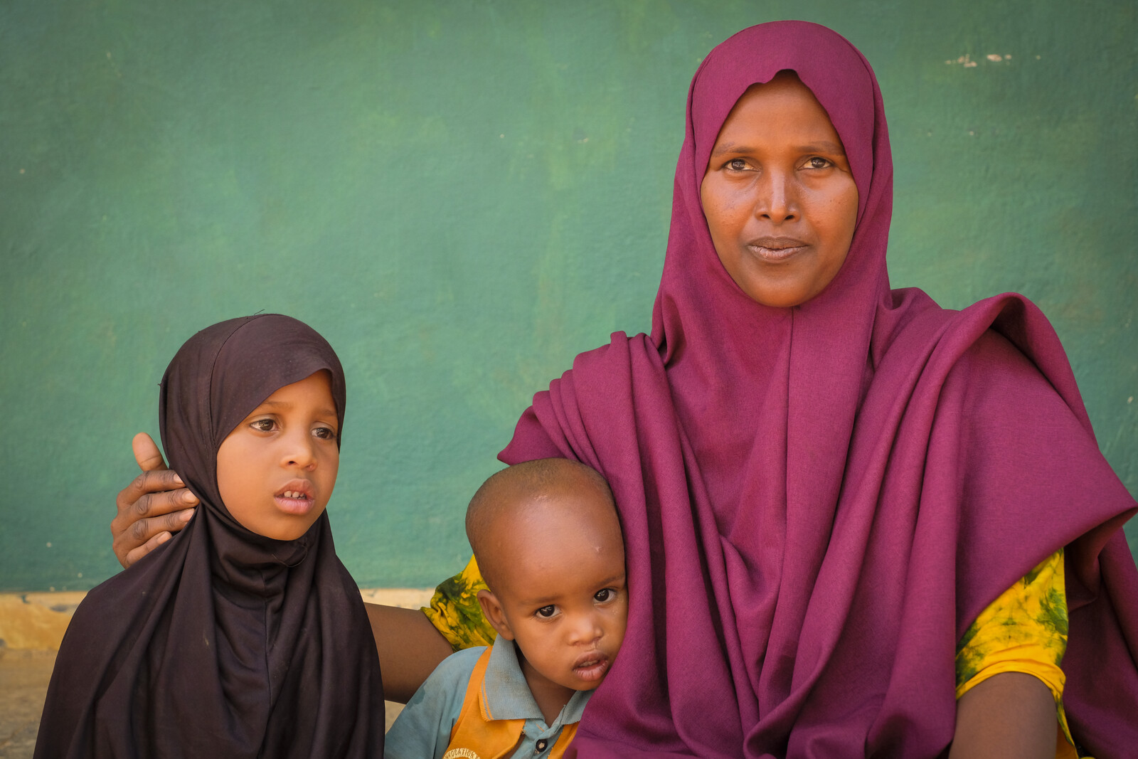 Eine Mutter mit ihren Kindern in Äthiopien