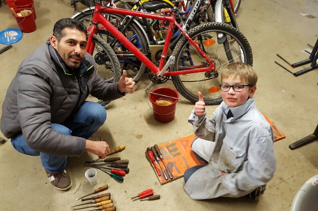 Im Projekt arbeiten Groß und Klein gemeinsam und lernen voneinander. Im Projekt arbeiten Groß und Klein gemeinsam und lernen voneinander.