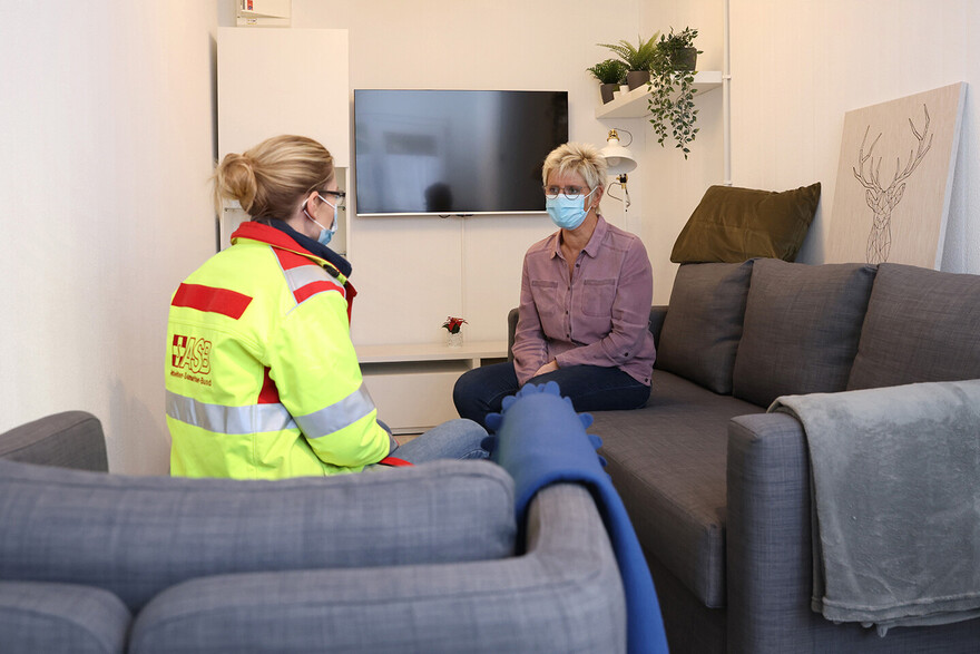 ASB-Helferin mit Bewohnerin in ihrer neuen Unterkunft in Bad Neuenahr-Ahrweiler ASB-Helferin mit Bewohnerin in ihrer neuen Unterkunft in Bad Neuenahr-Ahrweiler
