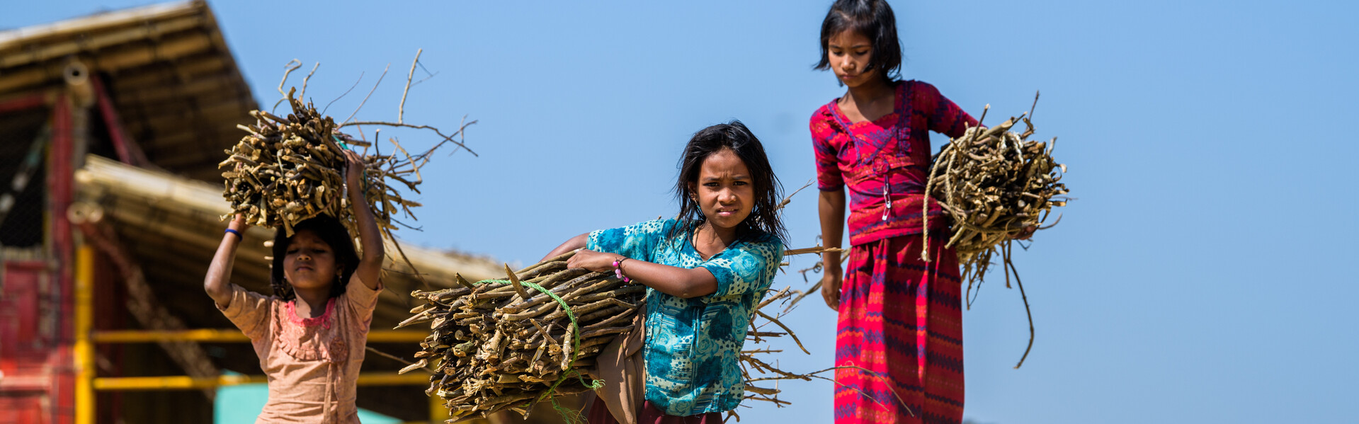 Kinderarbeit gibt es überall auf der Welt: drei Mädchen in Bangladesch