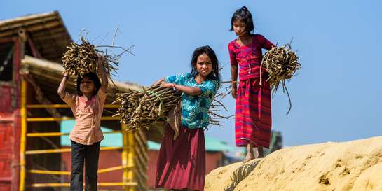Kinderarbeit gibt es überall auf der Welt: drei Mädchen in Bangladesch