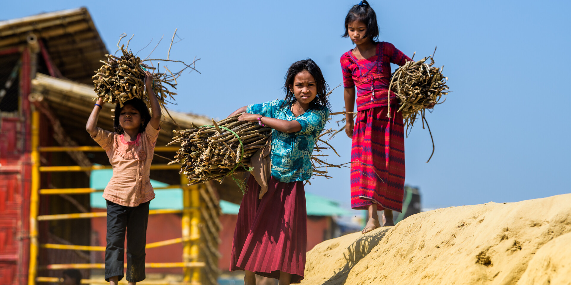 Kinderarbeit gibt es überall auf der Welt: drei Mädchen in Bangladesch Kinderarbeit gibt es überall auf der Welt: drei Mädchen in Bangladesch