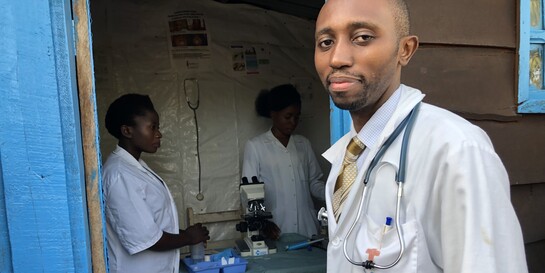 Ein Arzt bei einem Hilfsprojekt zur Katastrophenvorsorge in der DR Kongo