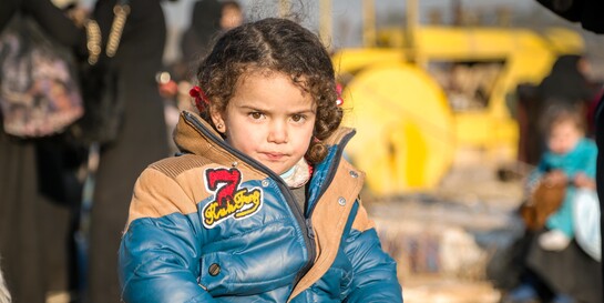 Kleines Mädchen mit Winterjacke in einem Flüchtlingscamp in Aleppo