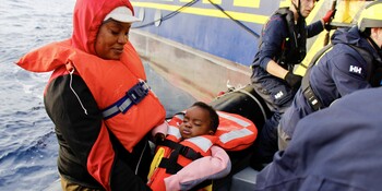 Frau und Kind nach Rettung im Mittelmeer