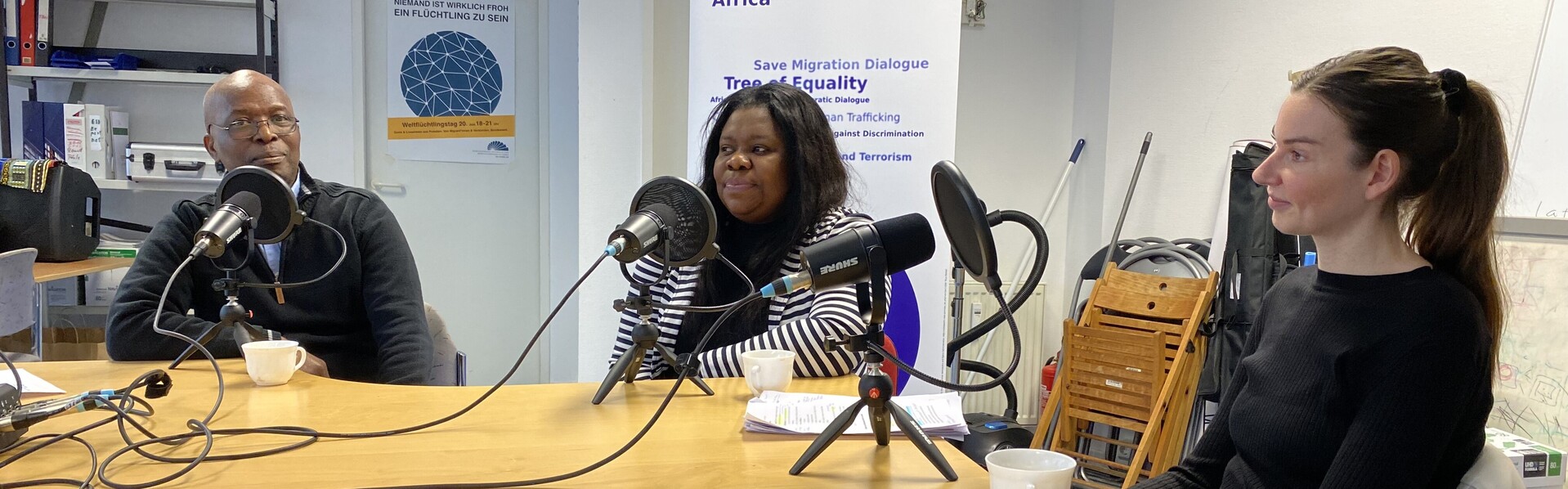 Obiri Mokini von Cagintua e.V., Geraldine Mua von FEM e.V. und Lara-Isabell Broicher von CARE (von links) beim Interview in Potsdam