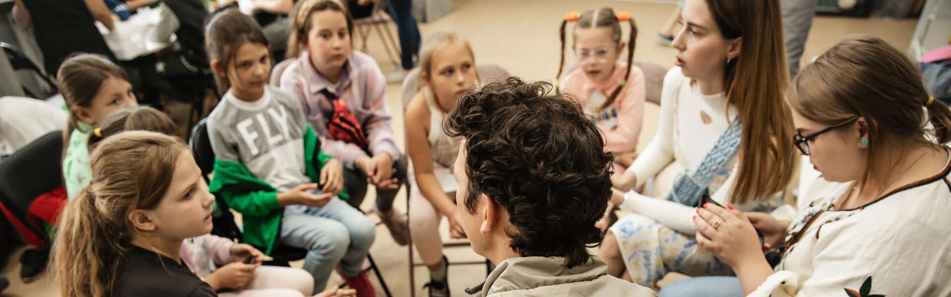 Ein Helfer von AWO International spricht mit einer Gruppe von Kindern