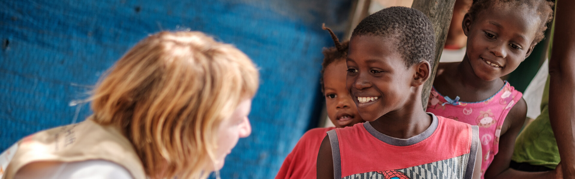 Helferin in Haiti spricht mit zwei kleinen Mädchen