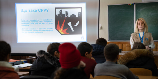 Viktoria Vdovichuk von Handicap International klärt Kinder in der Ukraine über Minen und Kriegsreste auf