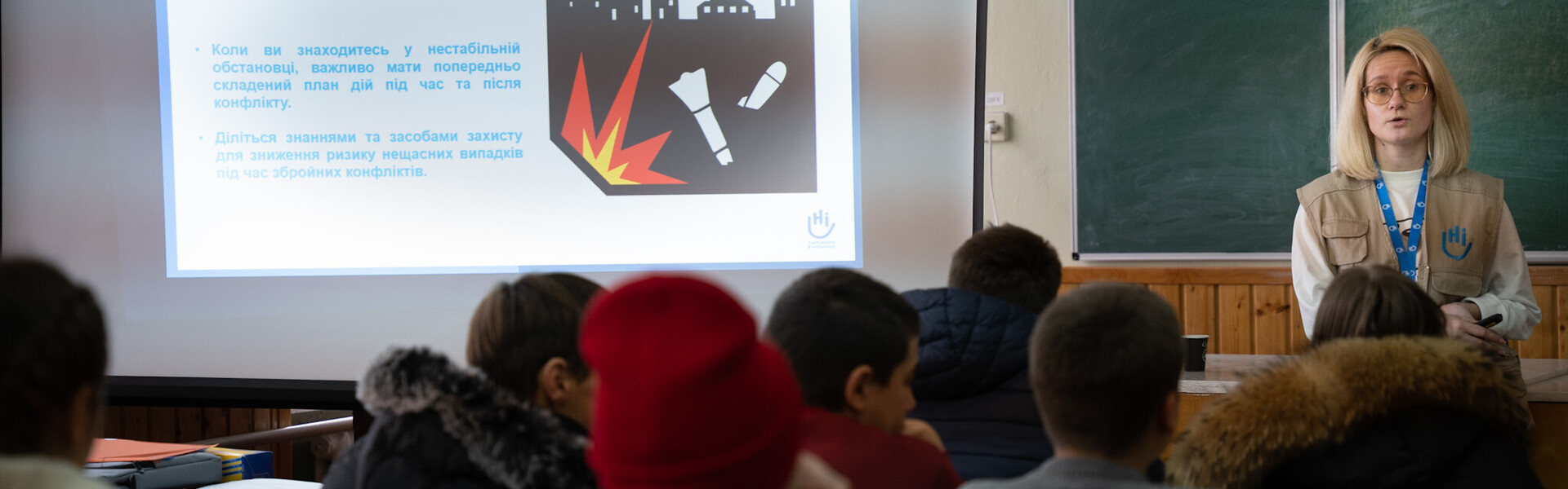 Viktoria Vdovichuk von Handicap International klärt Kinder in der Ukraine über Minen und Kriegsreste auf