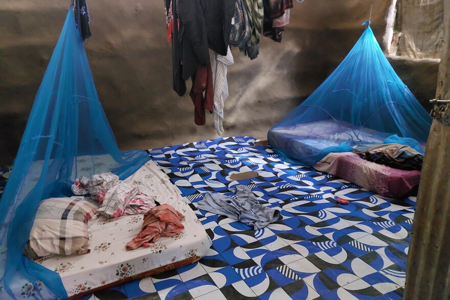 Ein Schlafplatz im Geflüchtetencamp Kakuma in Kenia Ein Schlafplatz im Geflüchtetencamp Kakuma in Kenia