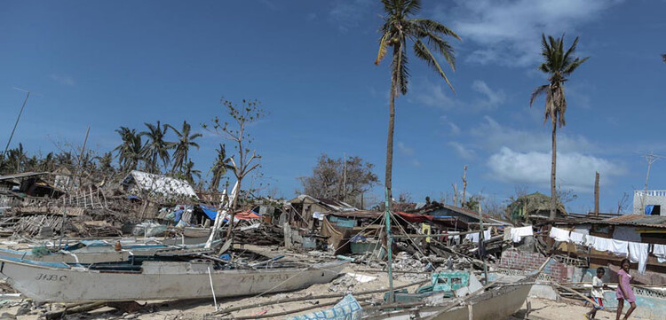 Blauer Himmel über den Trümmern, die Taifun Haiyan hinterlassen hat