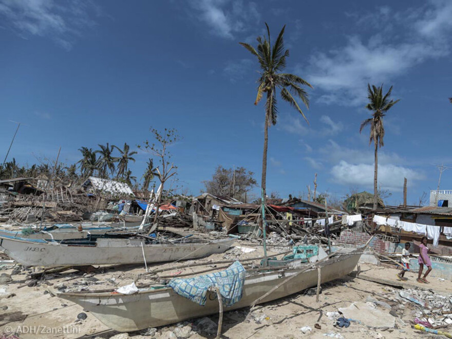 Blauer Himmel über den Trümmern, die Taifun Haiyan hinterlassen hat
