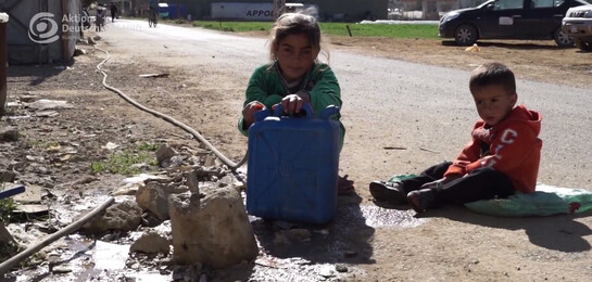 Zwei Kinder sitzen in einem Flüchtlingslager im Libanon.