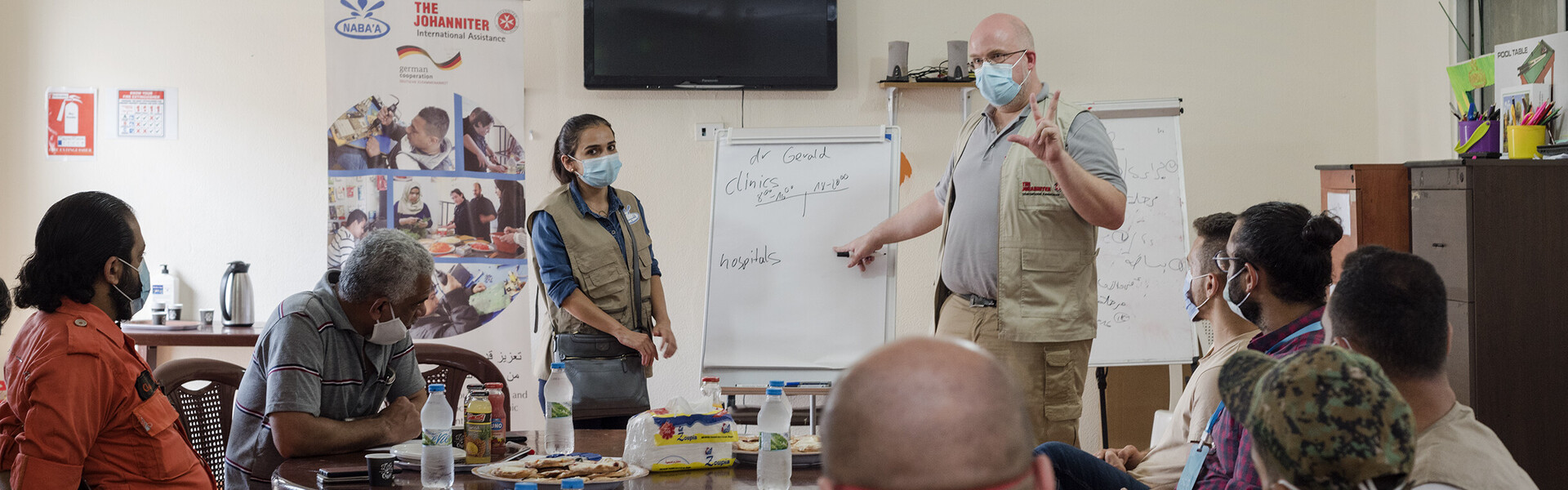 Ein Arzt der Johanniter schult in einem Flüchtlingscamp im Libanon das medizinische Personal in der Corona-Prävention