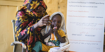 Mutter und Kind aus dem Sudan mit Lebensmittel-Kit