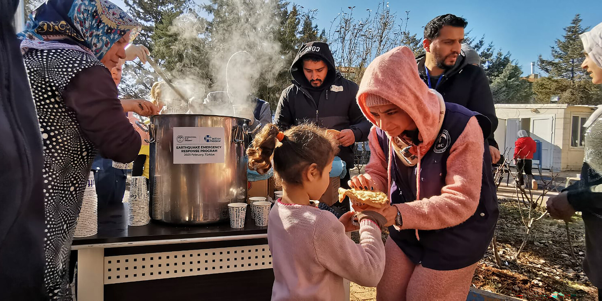 action medeor versorgt Erdbebenbetroffene in der Türkei und in Syrien mit warmen Mahlzeiten