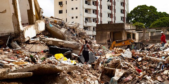 Eine Frau läuft über Trümmer nach den Erdbeben in Venezuela