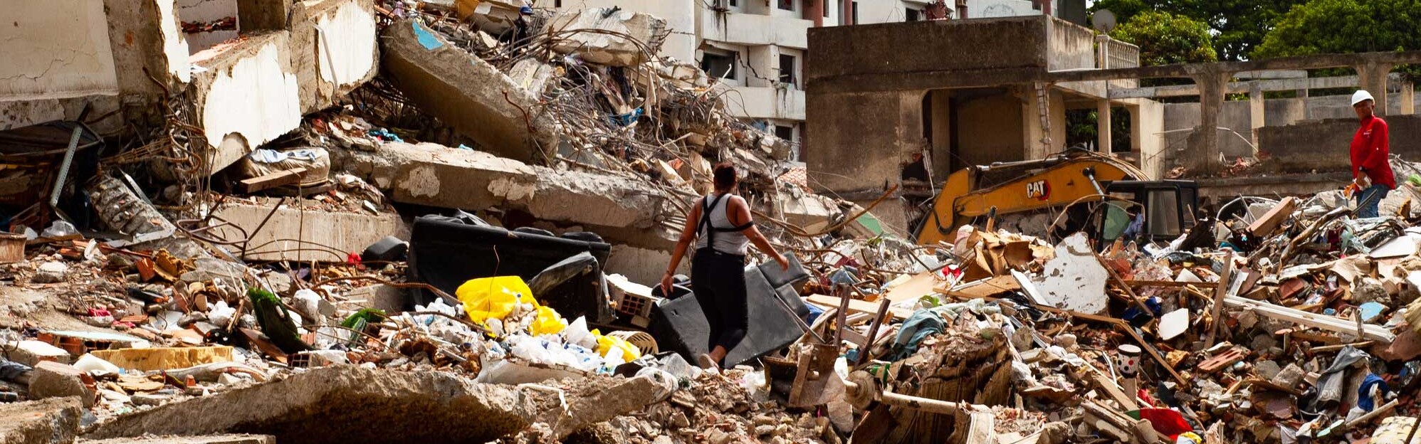 Eine Frau läuft über Trümmer nach den Erdbeben in Venezuela