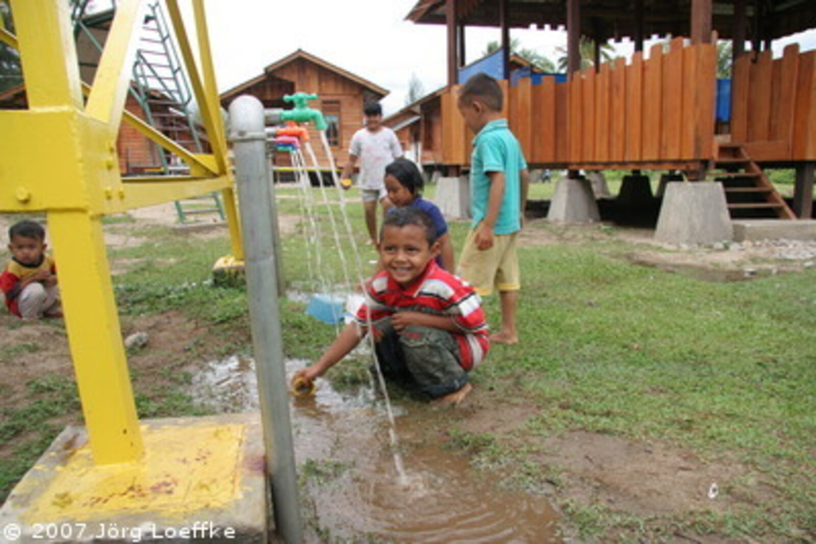 Tsunami-Hilfe Indonesien: Kinder spielen mit Wasser