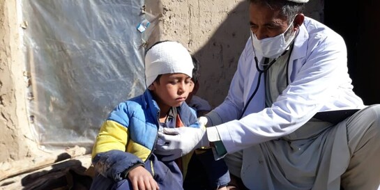 Nach dem Erdbeben in Afghanistan versorgt medizinisches Personal verletzte Kinder  