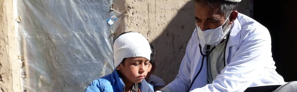 Nach dem Erdbeben in Afghanistan versorgt medizinisches Personal verletzte Kinder  