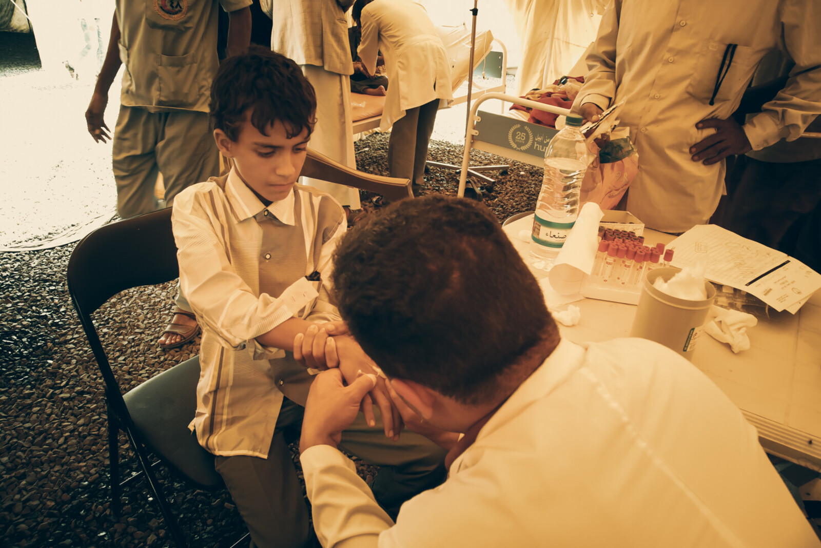 Im Jemen behandelt ein Arzt einen an Cholera erkrankten Jungen
