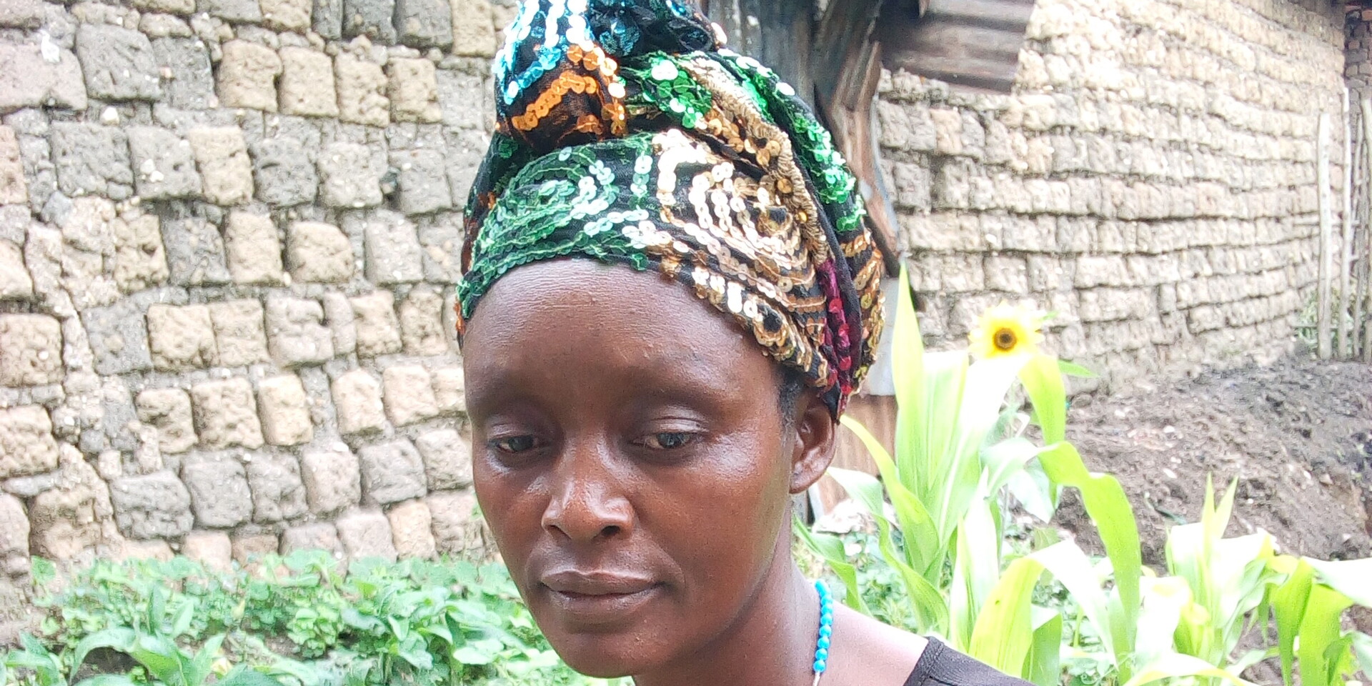 Kongolesische Bäuerin mit Baby auf dem Rücken