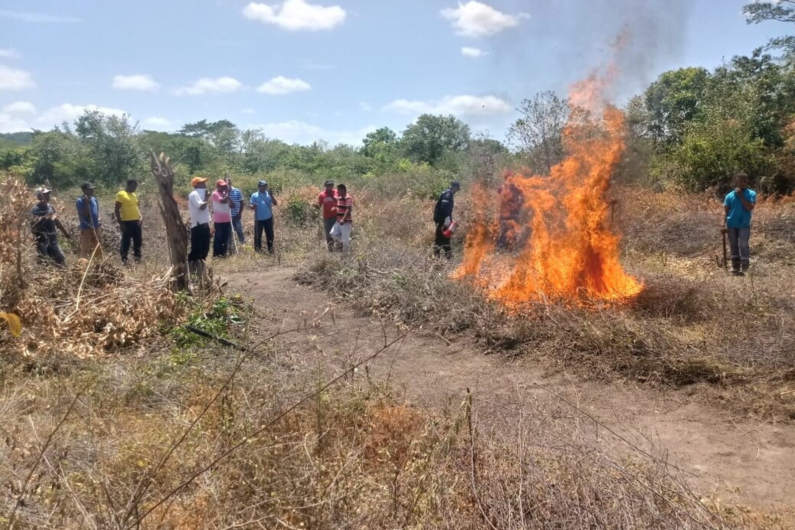 Menschen in Kolumbien stehen um ein kontrolliertes Feuer