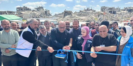 Menschen in Gaza bei der Einweihung eines Gesundheitszentrums