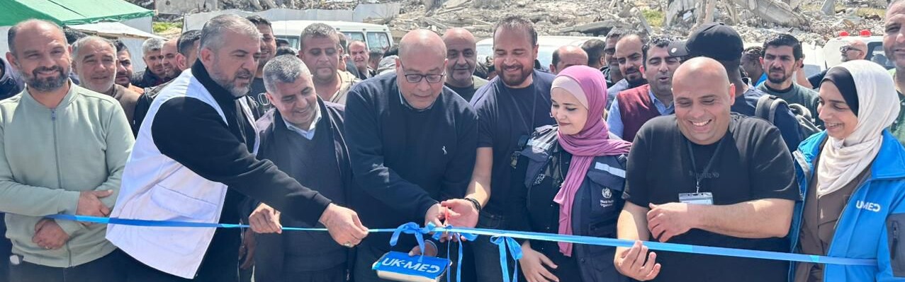 Menschen in Gaza bei der Einweihung eines Gesundheitszentrums