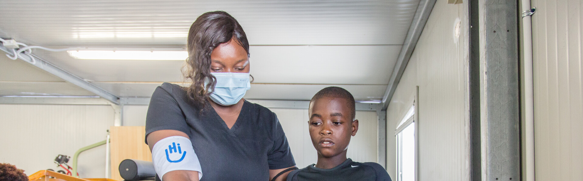 Ein Junge bei der Physiotherapie in Haiti 