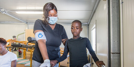 Ein Junge bei der Physiotherapie in Haiti 